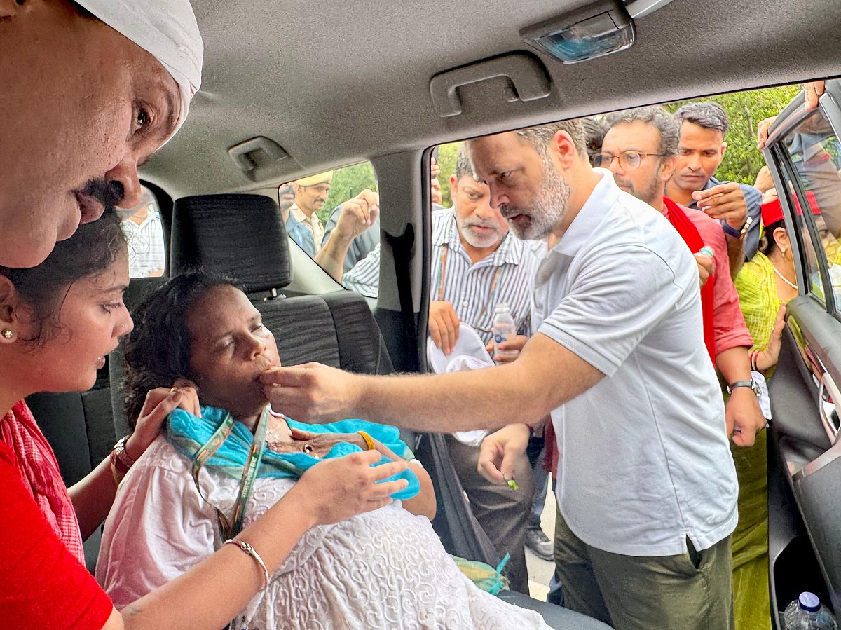 ’ووٹ چوری‘ کے خلاف اپوزیشن اراکین پارلیمنٹ کی ریلی میں نظر آیا زبردست جوش، دیکھیں تصویری جھلکیاں