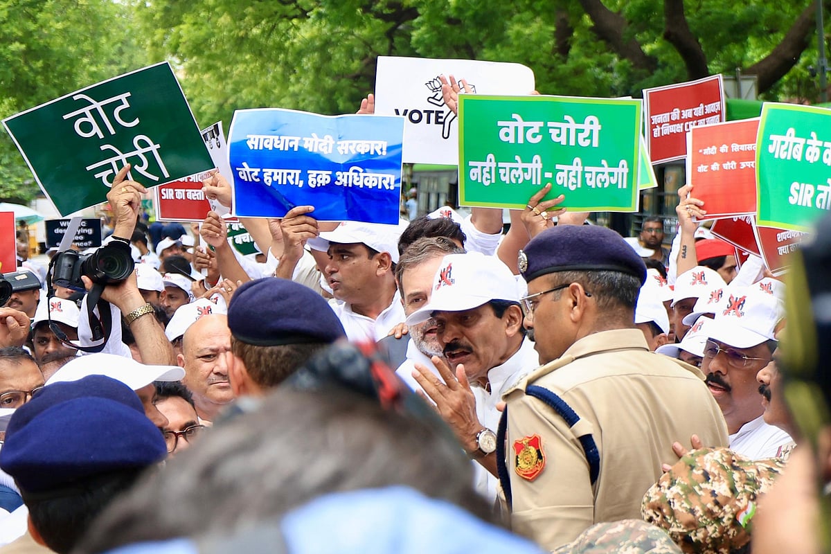 ’ووٹ چوری‘ کے خلاف اپوزیشن اراکین پارلیمنٹ کی ریلی میں نظر آیا زبردست جوش، دیکھیں تصویری جھلکیاں