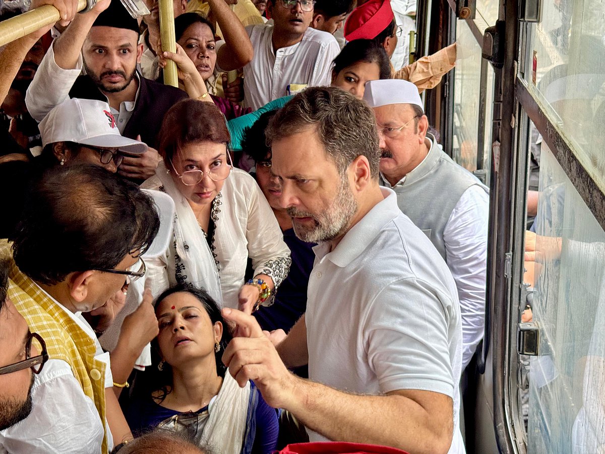 ’ووٹ چوری‘ کے خلاف اپوزیشن اراکین پارلیمنٹ کی ریلی میں نظر آیا زبردست جوش، دیکھیں تصویری جھلکیاں