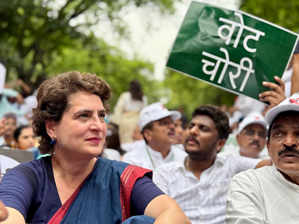 ’ووٹ چوری‘ کے خلاف اپوزیشن اراکین پارلیمنٹ کی ریلی میں نظر آیا زبردست جوش، دیکھیں تصویری جھلکیاں