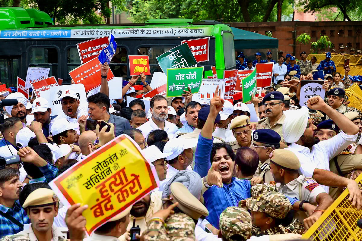 ’ووٹ چوری‘ کے خلاف اپوزیشن اراکین پارلیمنٹ کی ریلی میں نظر آیا زبردست جوش، دیکھیں تصویری جھلکیاں