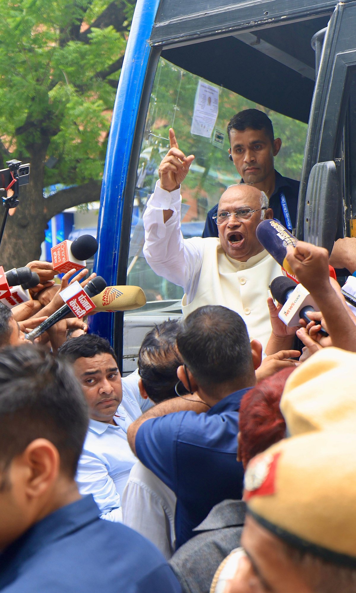 ’ووٹ چوری‘ کے خلاف اپوزیشن اراکین پارلیمنٹ کی ریلی میں نظر آیا زبردست جوش، دیکھیں تصویری جھلکیاں