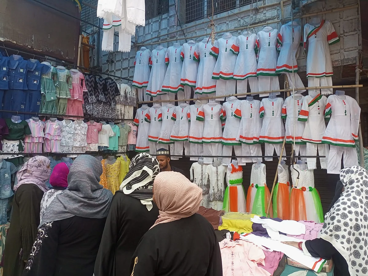 دہلی میں یوم آزادی کی تیاریاں عروج پر بازاروں میں پتنگوں و زیبائشی سامان خریداری میں اضافہ