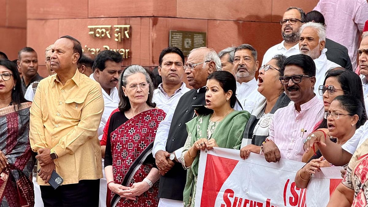 <div class="paragraphs"><p>پارلیمنٹ کے احاطہ میں اپوزیشن کا احتجاج / سوشل میڈیا</p></div>