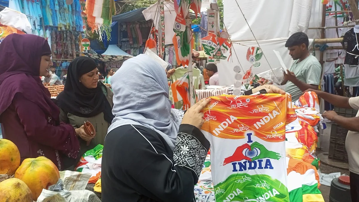 دہلی میں یوم آزادی کی تیاریاں عروج پر بازاروں میں پتنگوں و زیبائشی سامان خریداری میں اضافہ