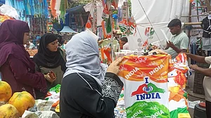 دہلی میں یوم آزادی کی تیاریاں عروج پر بازاروں میں پتنگوں و زیبائشی سامان خریداری میں اضافہ