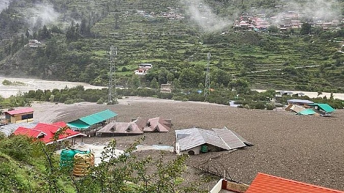 دھرالی: تباہی کے منظر میں نم آنکھوں سے اپنوں کے لیے امید، 40-30 فٹ ملبے میں دفن ایک گاؤں میں قیامت کا منظر