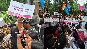 طالبات کے لیے ہر سمیسٹر 12 دن ماہواری کی چھٹی کا مطالبہ، دہلی یونیورسٹی میں این ایس یو آئی کا مظاہرہ