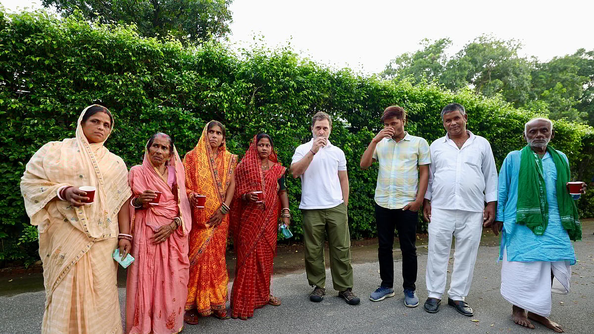 <div class="paragraphs"><p>’مردہ ووٹرس‘ کے ساتھ چائے پیتے ہوئے راہل گاندھی، تصویر @INCIndia</p></div>