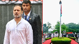 کانگریس دفتر میں پرچم کشائی کے موقع پر راہل گاندھی نے گایا قومی ترانہ، بارش میں بھی حوصلہ برقرار، سوشل میڈیا پر پذیرائی