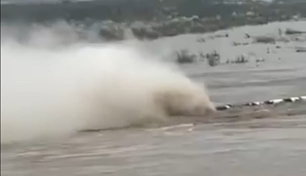 اتر پردیش کے باغپت واقع جمنا ندی میں گیس پائپ لائن اچانک پھٹنے سے 35 فیٹ اوپر اٹھ گیا پانی، افرا تفری کا ماحول