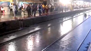 ممبئی میں شدید بارش، سڑکوں سے لے کر ریلوے ٹریک تک پانی ہی پانی، محکمہ موسمیات نے جاری کیا ریڈ الرٹ