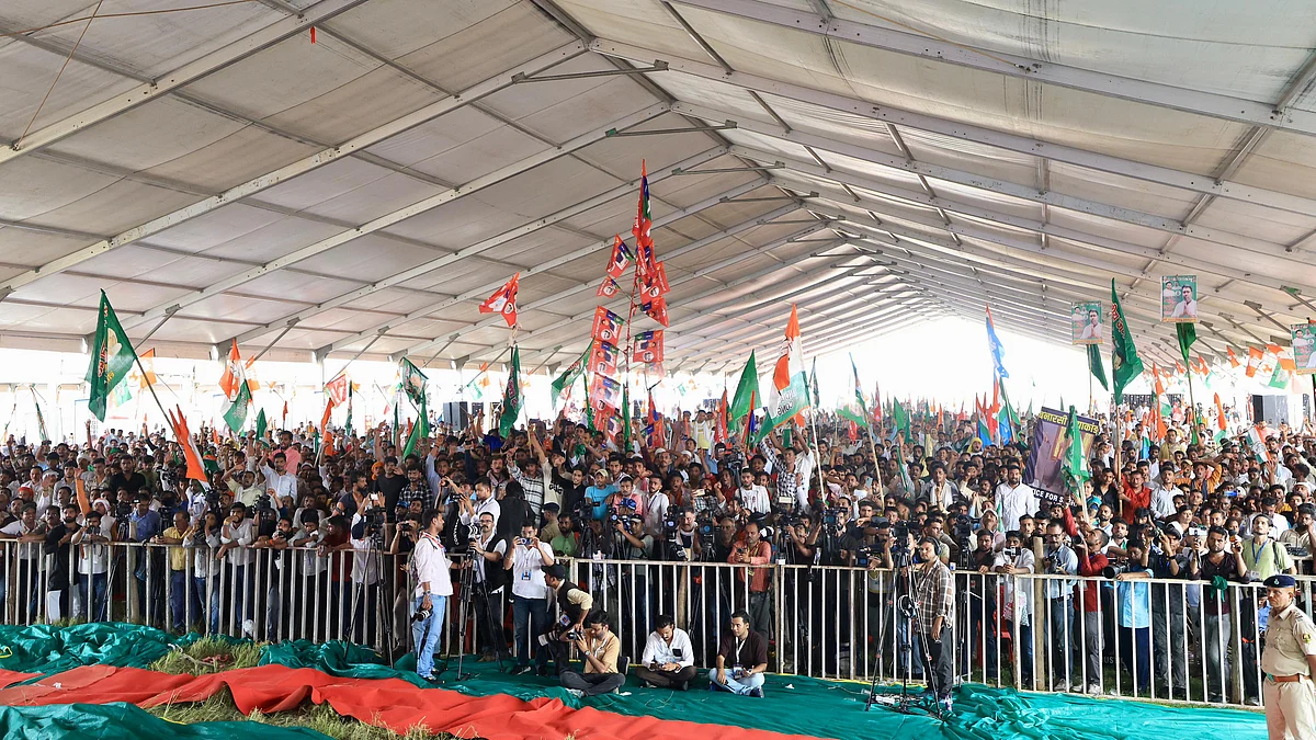 ووٹر ادھیکار یاترا: عوام کا سیلاب، گونجتے نعرے اور جوشیلا ماحول...تصویری جھلکیاں