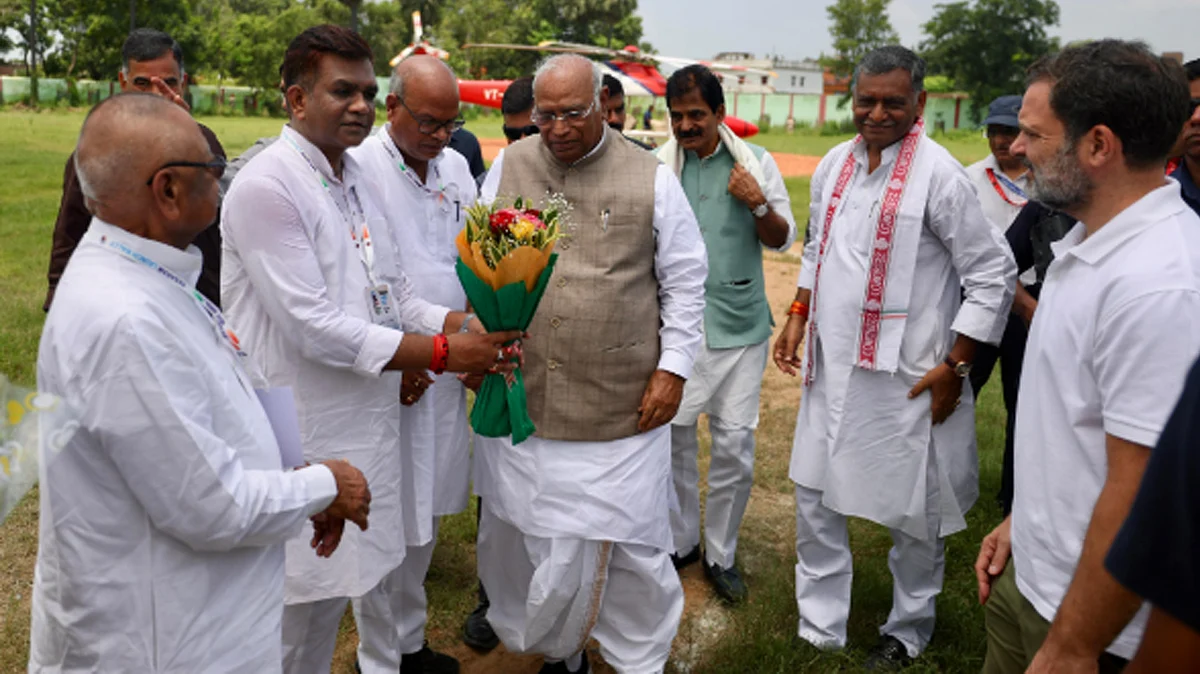 <div class="paragraphs"><p>’ووٹر ادھیکار یاترا‘ میں شرکت کے لیے سہسرام پہنچے کھڑگے اور راہل۔ تصویر ’آئی اے این ایس‘</p></div>