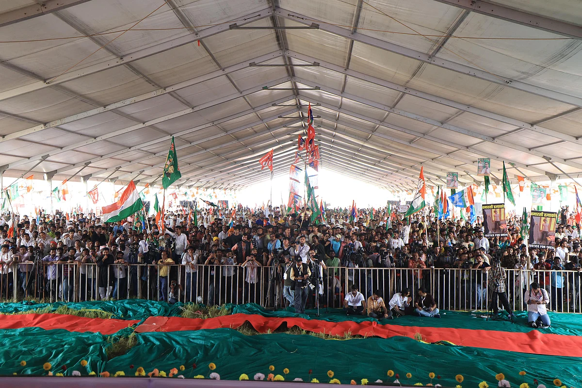 ووٹر ادھیکار یاترا: عوام کا سیلاب، گونجتے نعرے اور جوشیلا ماحول...تصویری جھلکیاں