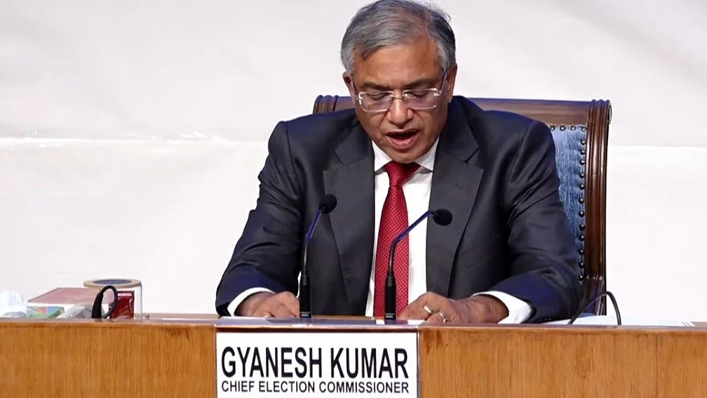 جب تیزی کے ساتھ سامنے آئے الیکشن کمیشن کے جھوٹ... یوگیندر یادو