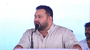 ووٹر ادھیکار یاترا: تیجسوی یادو کا بی جے پی اور الیکشن کمیشن پر حملہ، ووٹوں پر ڈاکہ ڈالنے کا الزام