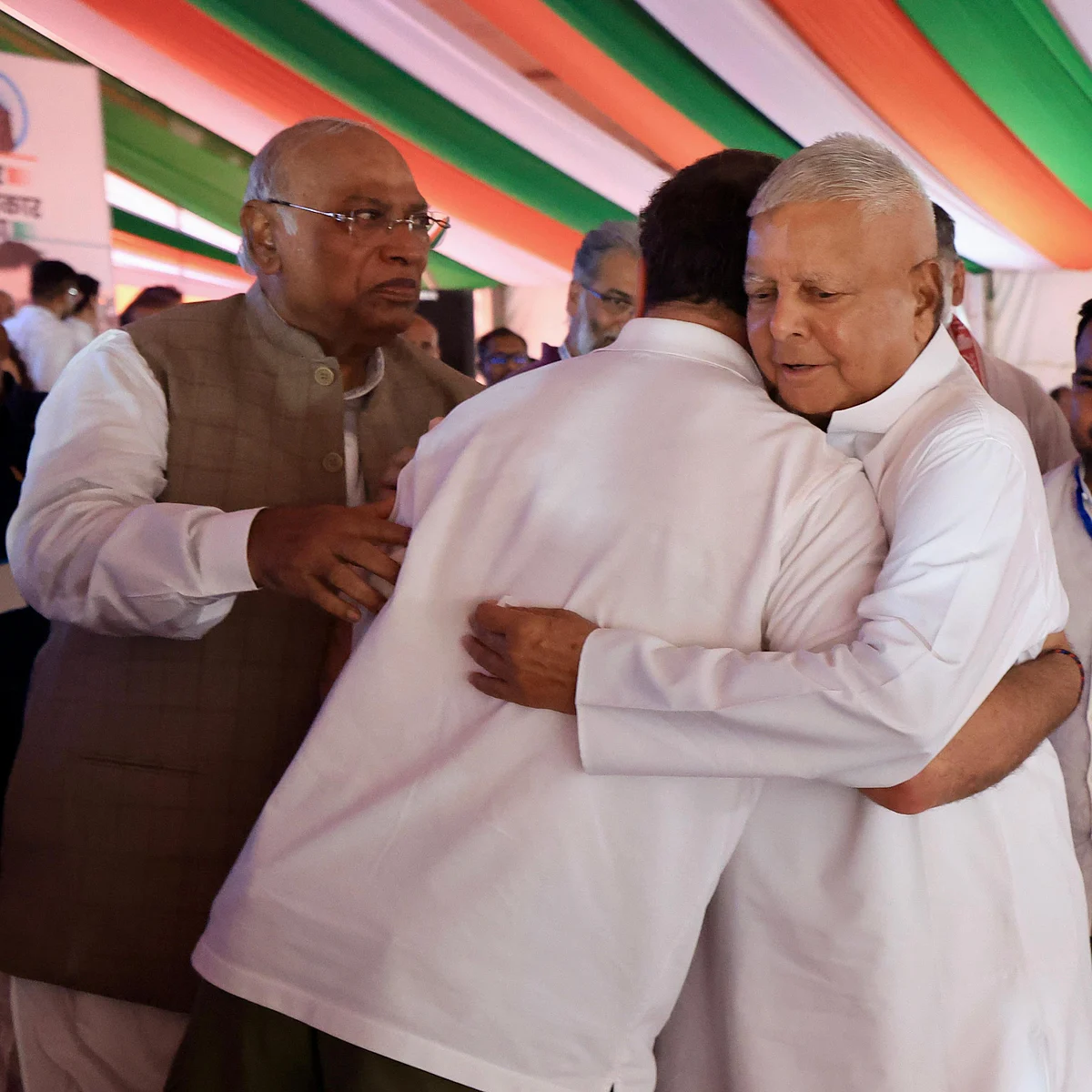 ووٹر ادھیکار یاترا: عوام کا سیلاب، گونجتے نعرے اور جوشیلا ماحول...تصویری جھلکیاں