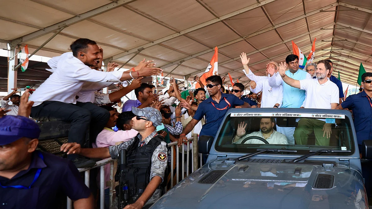 ووٹر ادھیکار یاترا: عوام کا سیلاب، گونجتے نعرے اور جوشیلا ماحول...تصویری جھلکیاں
