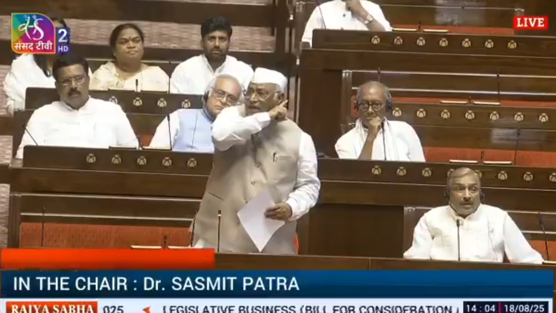 <div class="paragraphs"><p>ملکارجن کھڑگے راجیہ سبھا میں اپنی بات رکھتے ہوئے، ویڈیو گریب</p></div>