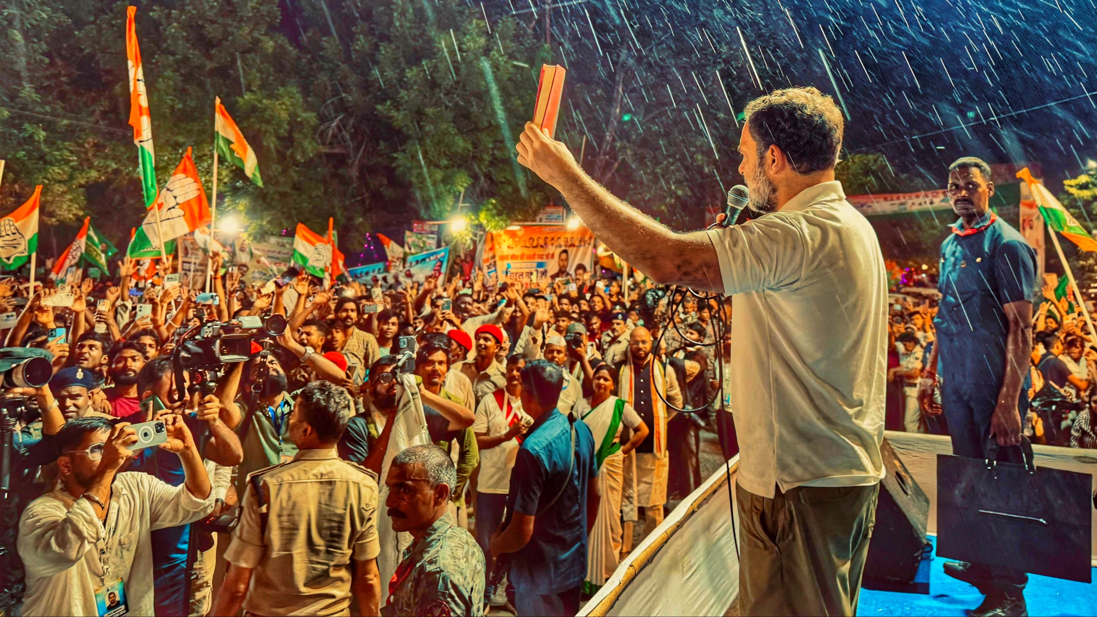 <div class="paragraphs"><p>بارش کے دوران جلسۂ عام سے خطاب کرتے ہوئے راہل گاندھی، تصویر @INCIndia</p></div>