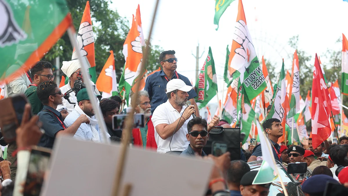 <div class="paragraphs"><p>’ووٹر ادھیکار یاترا‘ کے دوران راہل گاندھی</p></div>