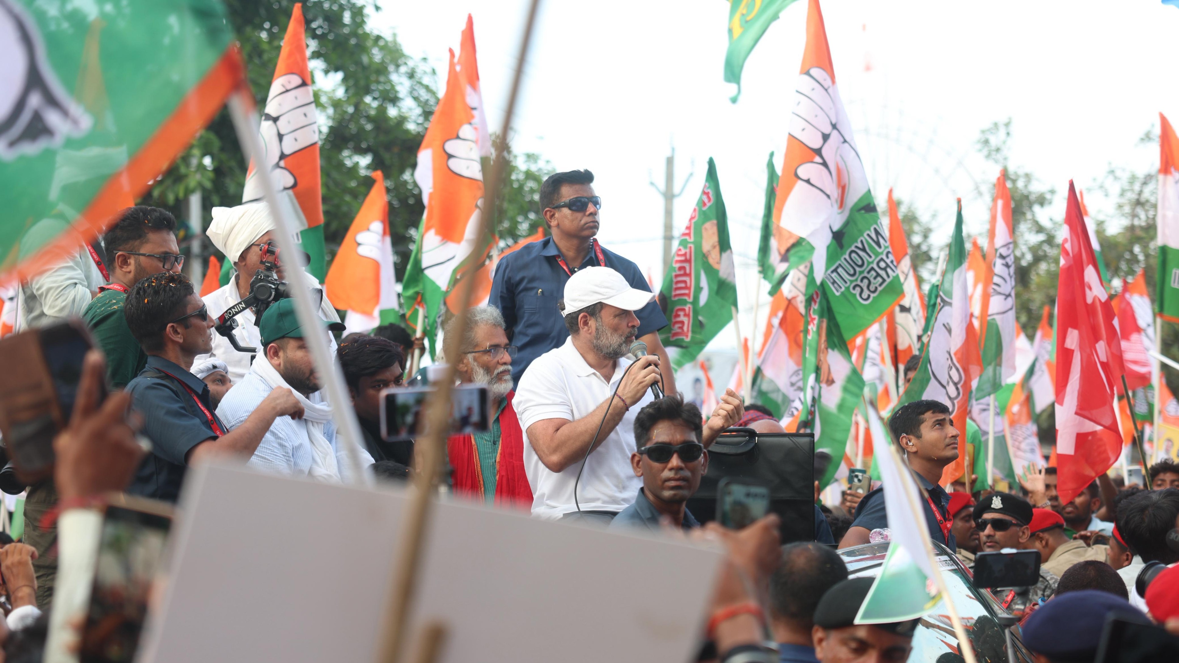 <div class="paragraphs"><p>’ووٹر ادھیکار یاترا‘ کے دوران راہل گاندھی</p></div>