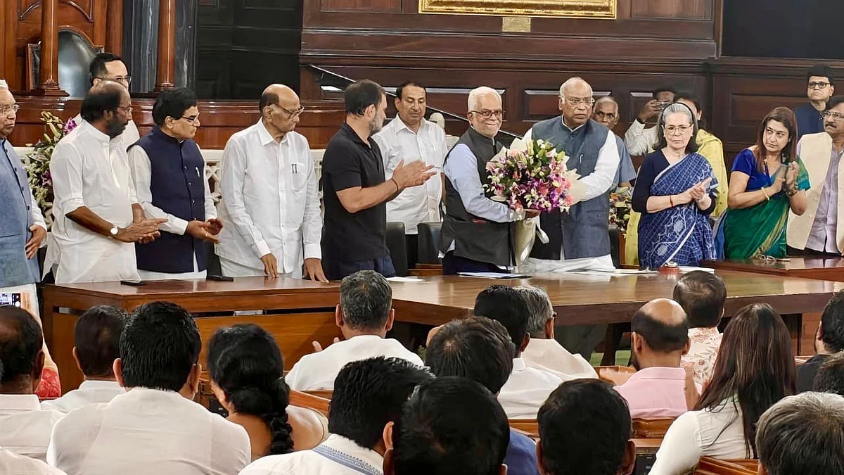 <div class="paragraphs"><p>نائب صدر عہدہ کے لیے اپوزیشن امیدوار سدرشن ریڈی کو گلدستہ پیش کرتے ہوئے ملکارجن کھڑگے، ساتھ میں اپوزیشن پارٹیوں کے دیگر اراکین پارلیمنٹ، تصویر@INCIndia</p></div>