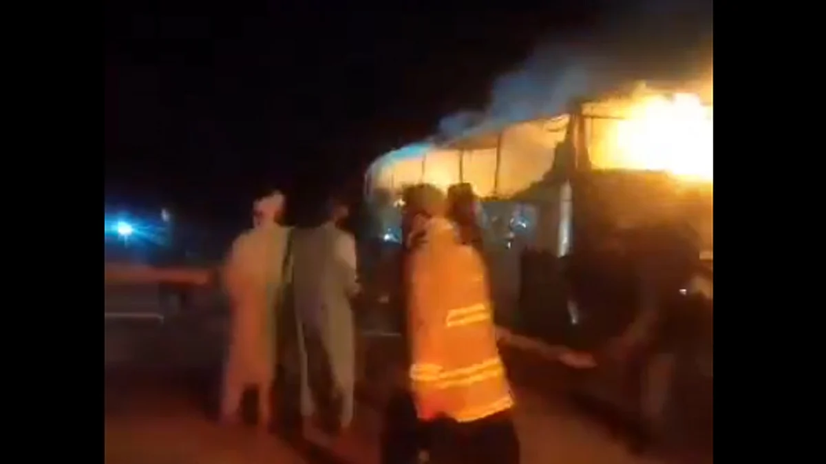 <div class="paragraphs"><p>ہرات سڑک حادثے میں جلتی ہوئی بس۔ ویڈیو گریب ’ایکس‘</p></div>