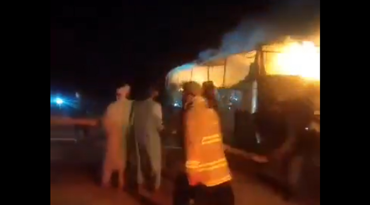 <div class="paragraphs"><p>ہرات سڑک حادثے میں جلتی ہوئی بس۔ ویڈیو گریب ’ایکس‘</p></div>