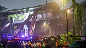 بارش سے ممبئی مونوریل بھی متاثر، ایلیویٹڈ ٹریک پر پھنسی، مسافروں کو کرین کے ذریعہ اتارا گیا