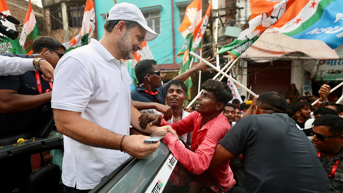 <div class="paragraphs"><p>’ووٹر ادھیکار یاترا‘ کے دوران عوام سے ملاقات کرتے ہوئے راہل گاندھی، تصویر عتیق الرحمن</p></div>