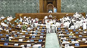 لوک سبھا غیر معینہ مدت کے لیے ملتوی، مانسون اجلاس میں صرف 37 گھنٹے کام؛ ہنگامہ آرائی کے باوجود 12 بل منظور
