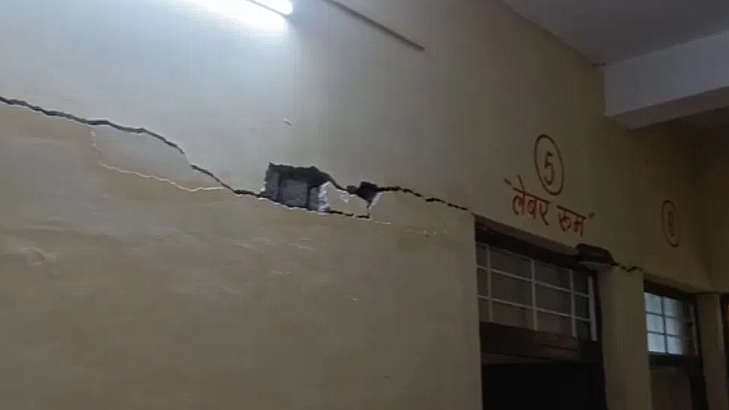 <div class="paragraphs"><p>نو تعمیر سرکاری اسپتال کی عمارت میں شگاف، تصویر سوشل میڈیا</p></div>