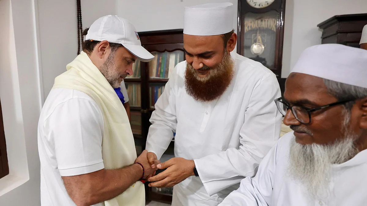 <div class="paragraphs"><p>راہل گاندھی کا خانقاہ رحمانی میں استقبال کرتے ہوئے مولانا فیصل رحمانی</p></div>