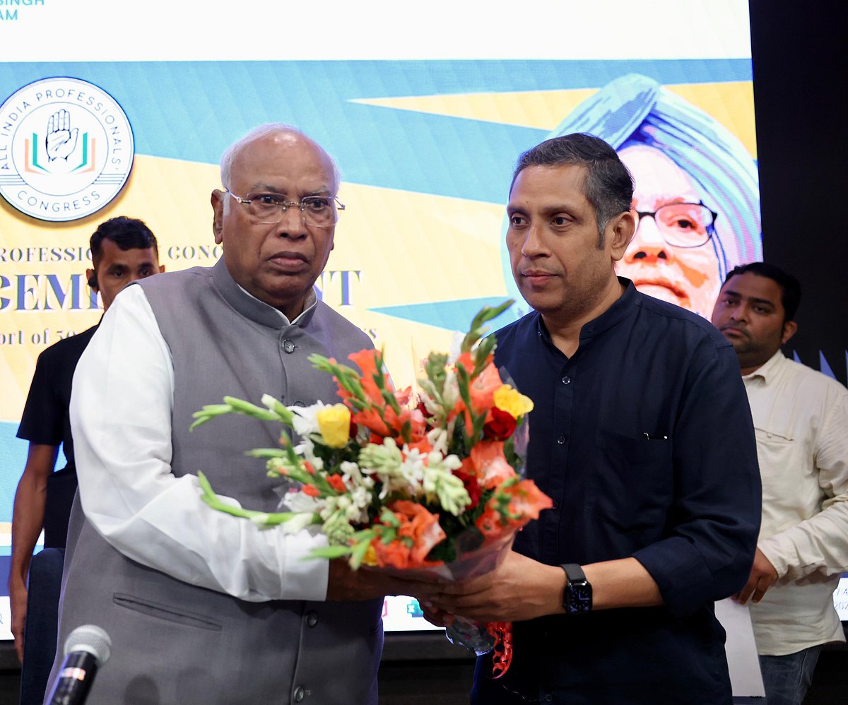 ڈاکٹر منموہن سنگھ باتیں کم اور کام زیادہ کرتے تھے، لیکن آج کے وزیر اعظم اس کے برعکس ہیں: ملکارجن کھڑگے