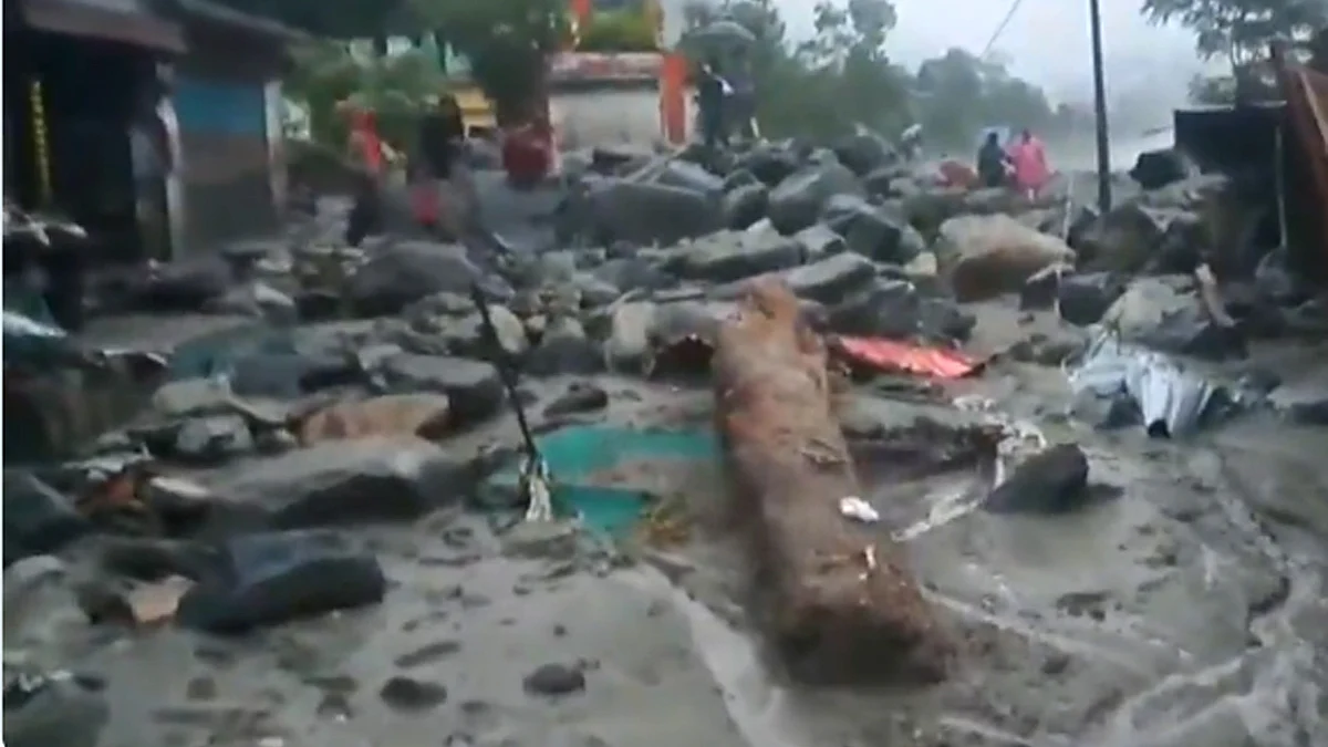 <div class="paragraphs"><p>چمولی میں بادل پھٹنے کے بعد تباہی کا منظر/ویڈیو گریب</p></div>