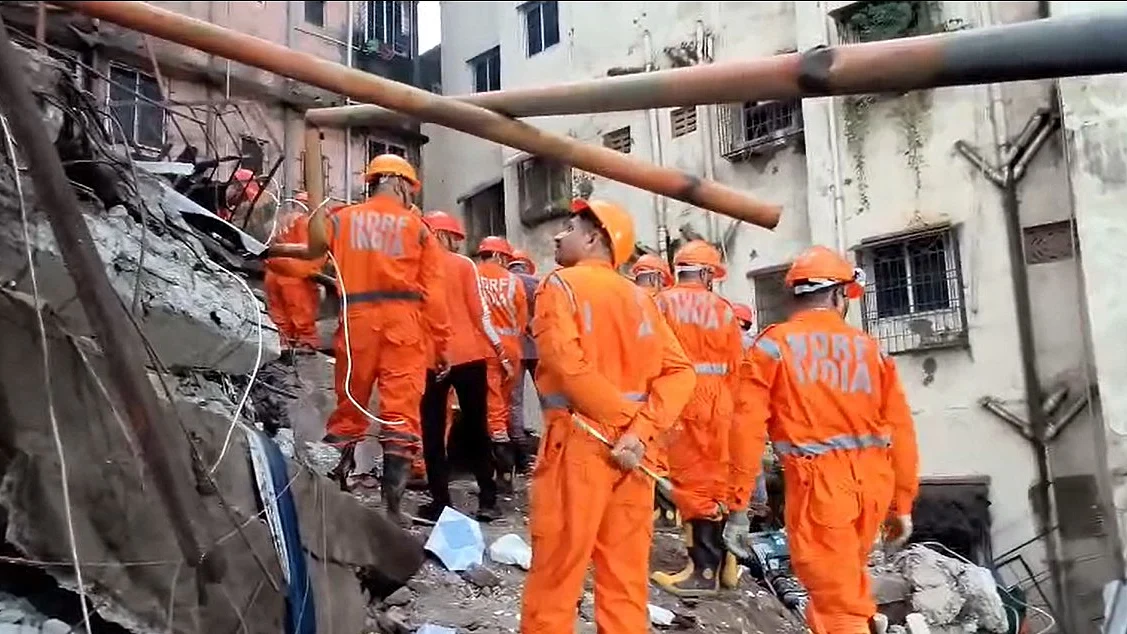 <div class="paragraphs"><p>ممبئی میں عمارت منہدم ہونے کے بعد ریسکیو آپریشن کا منظر / آئی اے این ایس</p></div>