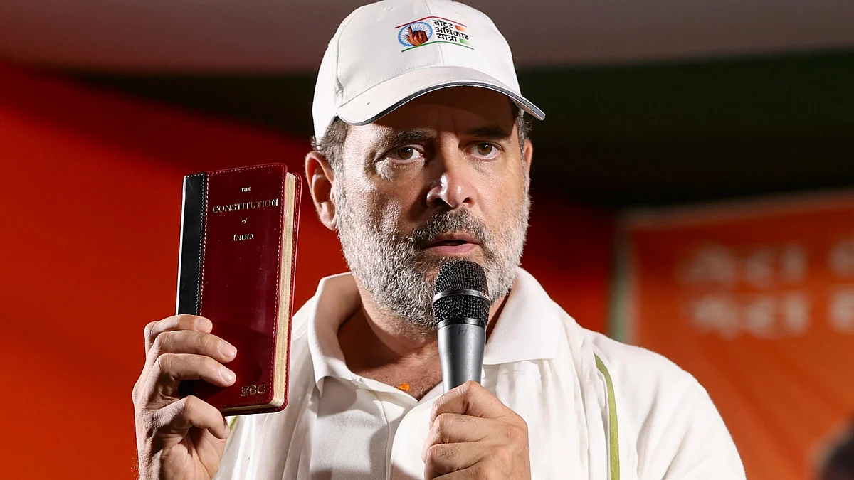 <div class="paragraphs"><p>ووٹر ادھیکار یاترا میں جلسۂ عام سے خطاب کرتے ہوئے راہل گاندھی، تصویر @INCIndia</p></div>