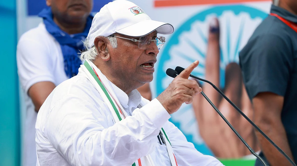 <div class="paragraphs"><p>جلسۂ عام سے خطاب کرتے ہوئے ملکارجن کھڑگے، تصویر @INCIndia</p></div>