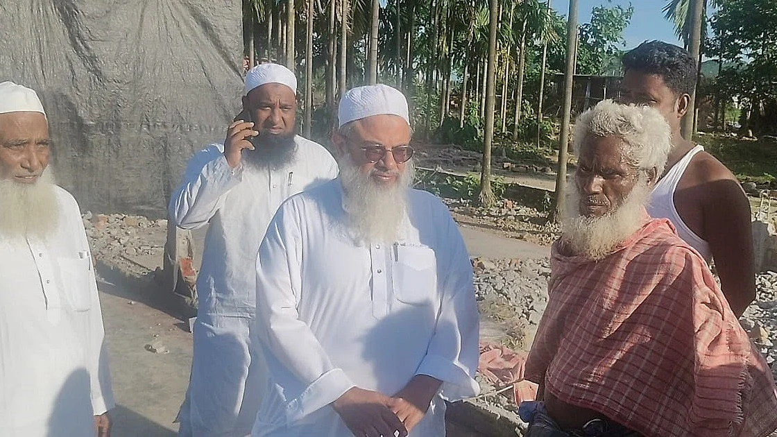 <div class="paragraphs"><p>متاثرین سے ملاقات کے دوران مولاما محمود اسعد مدنی</p></div>
