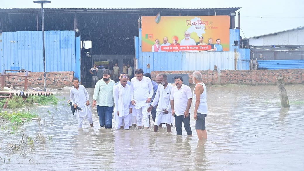 <div class="paragraphs"><p>سیلاب متاثرہ علاقے کا جائزہ لیتے ہوئے دیویندر یادو اور دیگر کانگریس لیڈران</p></div>