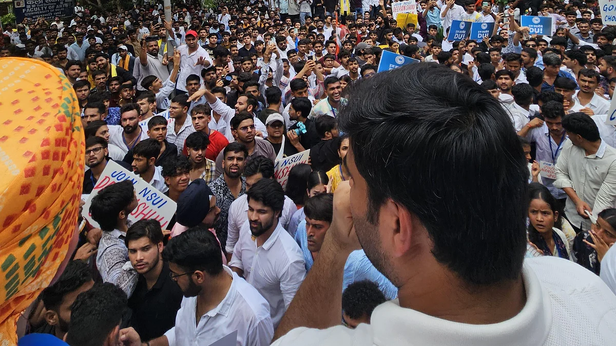 <div class="paragraphs"><p>جمع بھیڑ سے خطاب کرتے ہوئے ورون چودھری</p></div>