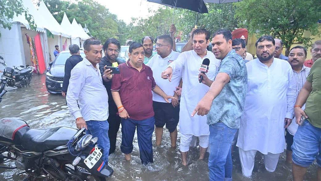 <div class="paragraphs"><p>دہلی کے سیلاب متاثرہ علاقے کا دورہ کرتے ہوئے دیویندر یادو</p></div>