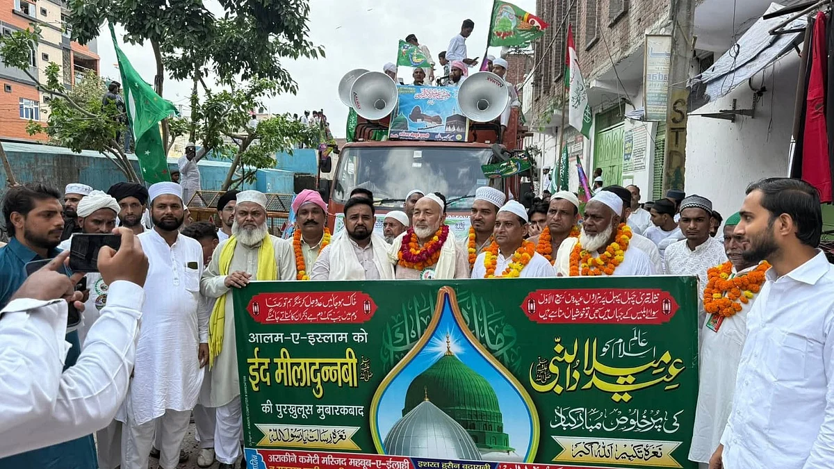 دہلی: مختلف علاقوں میں عید میلادالنبیؐ کا جلوس تزک و احتشام اور روایتی انداز میں نکالا گیا