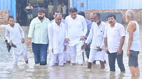 <div class="paragraphs"><p>سیلاب متاثرہ علاقے کا جائزہ لیتے ہوئے دیویندر یادو، فائل تصویر</p></div>
