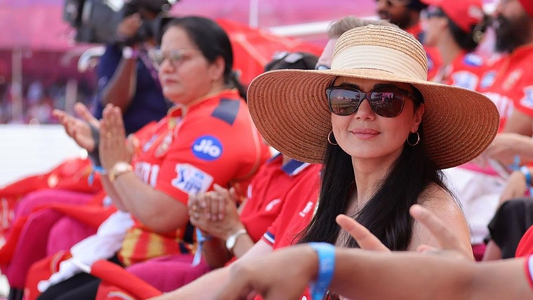 <div class="paragraphs"><p>آئی پی ایل میچ سے محظوظ ہوتی ہوئیں پریتی زنٹا، تصویر ’ایکس‘، <a href="https://x.com/realpreityzinta">@realpreityzinta</a></p></div>