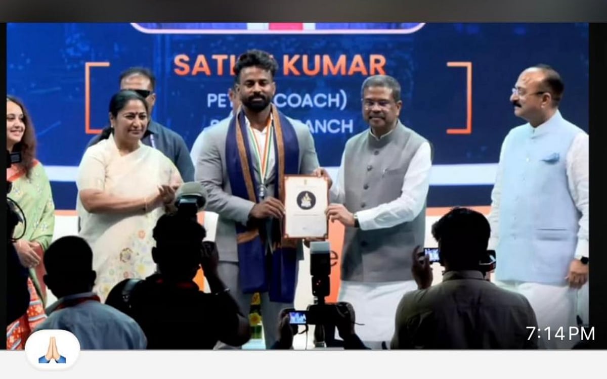 ڈاکٹر ذاکر حسین اسکول کے فزیکل ایجوکیشن ٹیچر ریاست علی ’اسٹیٹ ٹیچر ایوارڈ‘ سے نوازے گئے