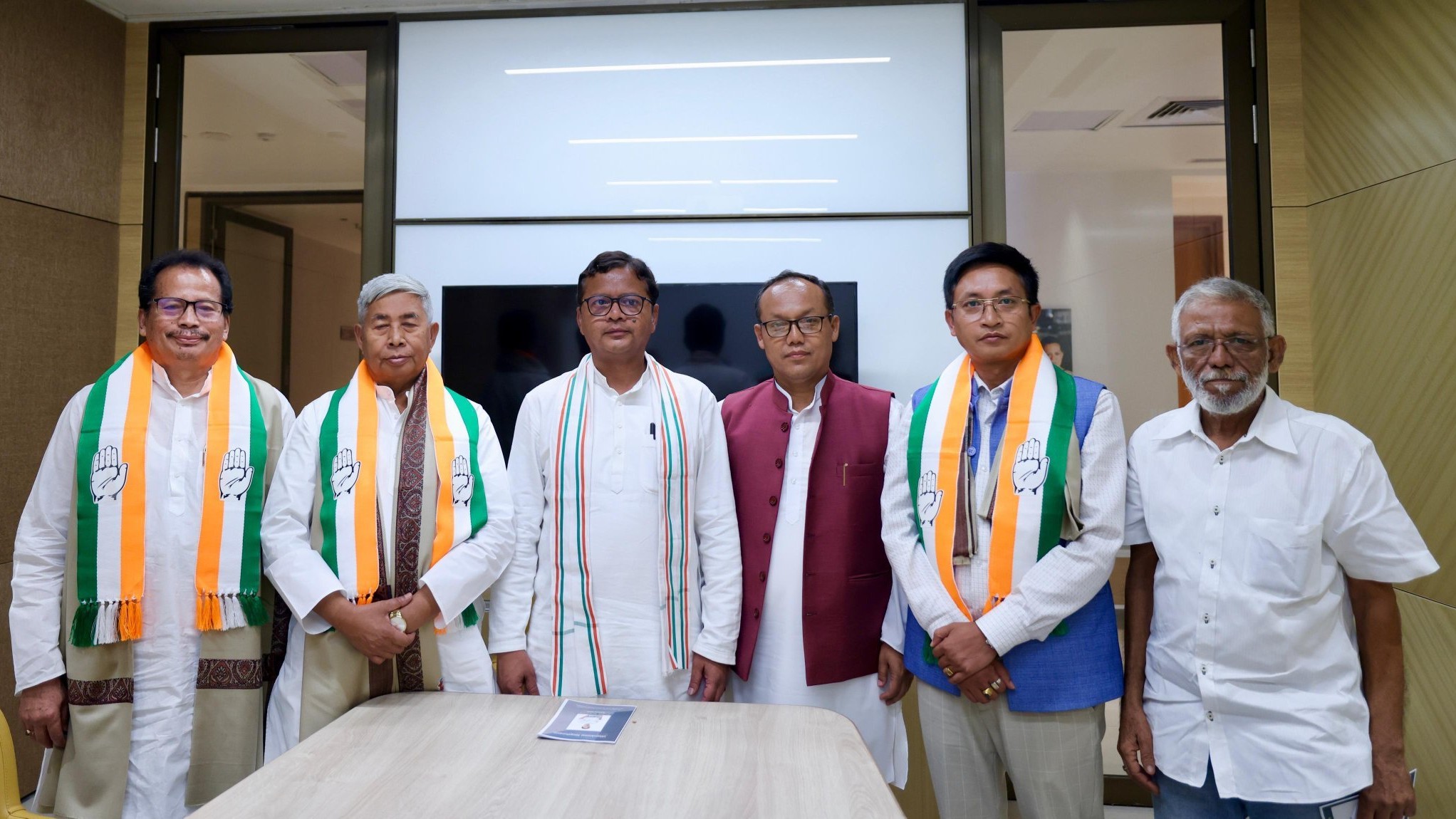 <div class="paragraphs"><p>بی جے پی چھوڑ کانگریس میں شامل ہوتے تینوں لیڈران، تصویر بشکریہ @saptagiriulaka</p></div>