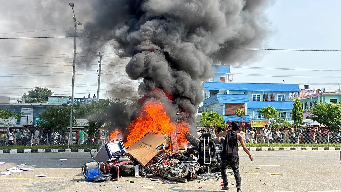 <div class="paragraphs"><p>تحریک کے دوران فرنیچر اور گاڑیوں کو بھی نذر آتش کر دیا گیا / تصویر آئی اے این ایس</p></div>